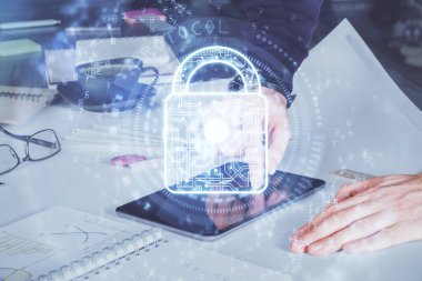 Erkeklerin el ele tutuşup dijital bir cihaz kullanırken ve kilit çizerken birden fazla pozlama. Güvenlik kavramı.