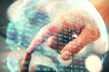 Erkeklerin el ele tutuşup telefon kullanırken ve uluslararası iş teması çizerken çift pozlama.