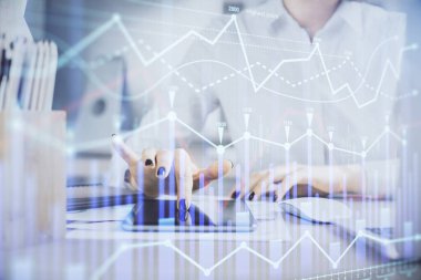 Ön x çizelgesine çift pozlama, hologram çizimi ve cep telefonu kullanan bir kadın. Finansal piyasa kavramı.