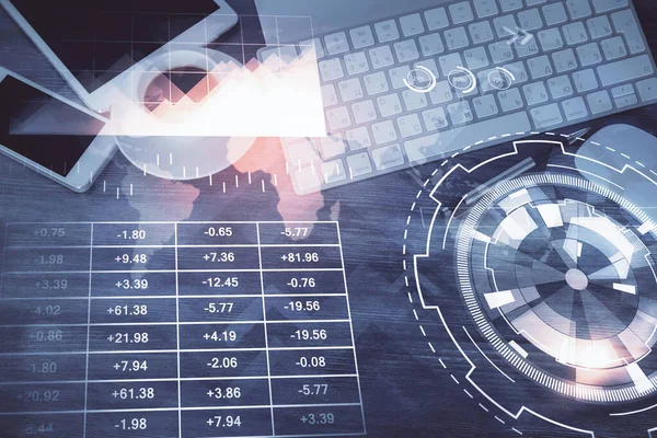 Forex chart 의 두 번의 노출은 데스크 탑에서 전화로 홀로 그램이다. 위에서 본 모습. 모바일 무역 플랫 폼 개념. — 스톡 사진