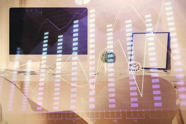 Multi eksponering af aktiemarkedet diagram tegning og kontor interiør baggrund. Begrebet finansiel analyse. - Stock-foto