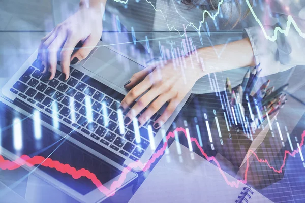 Doble exposición de las manos de la mujer escribiendo en la computadora y el dibujo del holograma gráfico de divisas. Concepto de inversión bursátil. —  Fotos de Stock