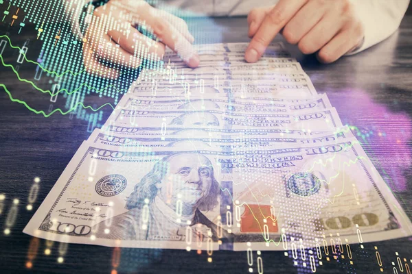 Multi exposición de gráfico de divisas dibujo holograma y EE.UU. billetes de dólares y las manos del hombre. Concepto de análisis técnico . —  Fotos de Stock