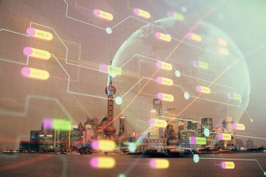 Şehir görünümünde harita ve veri temalı hologram ile gökdelenler arka planda çift pozlama. İş kavramında uluslararası teknoloji.