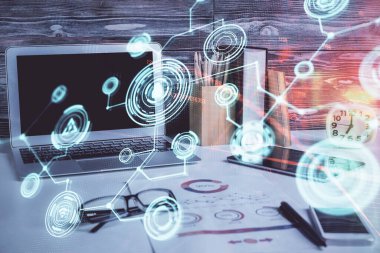 Sosyal ağ hologramıyla birlikte bilgisayar masaüstünde. Çifte maruziyet. Uluslararası insan ilişkileri kavramı.