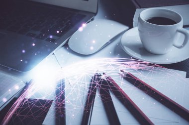 Sosyal ağ hologramıyla birlikte bilgisayar masaüstünde. Çifte maruziyet. Uluslararası insan ilişkileri kavramı.