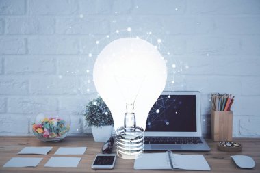 Bilgisayar ofisinde ampul simgesi hologramıyla birlikte. Çifte maruziyet. Fikir kavramı.