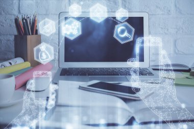 Bilgisayar, teknoloji temalı hologramla birlikte ofiste. Çifte maruziyet. Teknoloji kavramı.