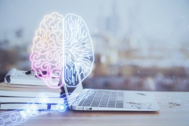 Bilgisayar ve beyin hologramı ile çalışma masasının çoklu açığı. Beyin fırtınası konsepti.