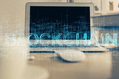 Blockchain temalı holograma ve bilgisayar arkaplanlı masaya çoklu maruz kalma. Bitcoin şifreleme para birimi kavramı.
