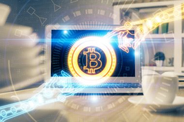 Blockchain temalı holograma ve bilgisayar arkaplanlı masaya çoklu maruz kalma. Bitcoin şifreleme para birimi kavramı.