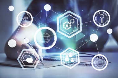 Sosyal ağ temalı hologram ellerin not almasından üstündür. Küresel uluslararası insan kavramı bağlanıyor. Çift pozlama