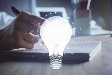 Kadın elinin üstüne ampul çizip arka planda not almak. Fikir kavramı. Çift pozlama