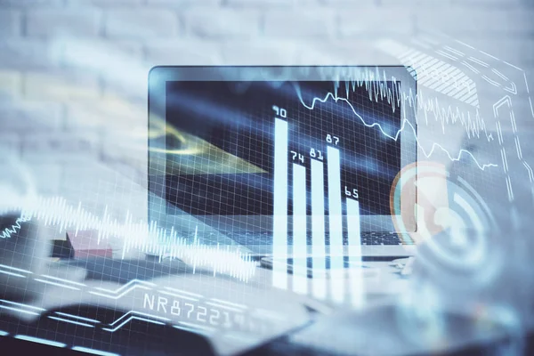 Bilgisayar, teknoloji temalı hologramla birlikte ofiste. Çifte maruziyet. Teknoloji kavramı.