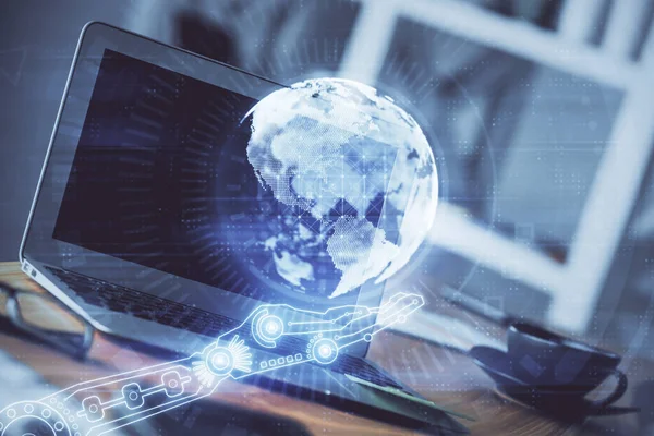 Wielokrotna ekspozycja stołu z komputerem i hologramem mapy świata. Koncepcja międzynarodowej sieci danych. — Zdjęcie stockowe