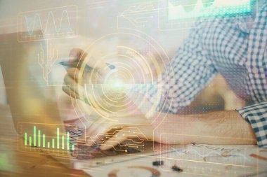 Teknoloji temalı hologramı olan bilgisayar geçmişi olan bir iş adamı. Büyük veri kavramı. Çift pozlama.