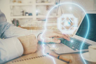 Adam klavyede beyin hologramıyla yazı yazıyor. Büyük Data kavramı. Çift pozlama.