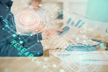 Bilgisayar geçmişi üzerinde çalışan bir adamla çok sayıda teknolojik çizime maruz kalmış. Yenilik kavramı.