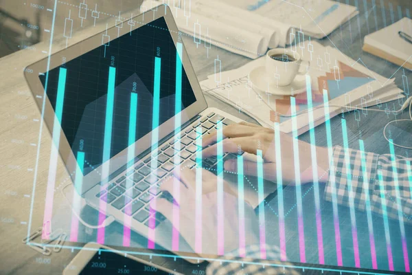 Doppia esposizione del grafico forex con l'uomo che lavora al computer sullo sfondo. Concetto di analisi di mercato. — Foto Stock