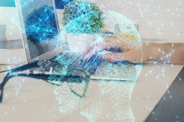 Bilgisayar geçmişi ve beyin temalı hologramı olan bir adam. Beyin fırtınası kavramı. Çift pozlama.