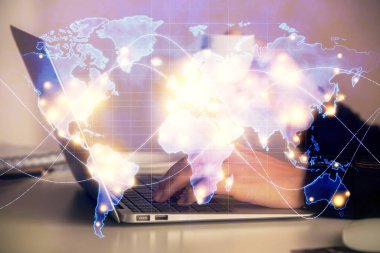 Kadın elinin bilgisayar ve iş temalı hologram çizimlerinde çok fazla pozlanması. Başarı konsepti.