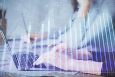 Bilgisayarda ve finansal grafik hologramında yazı yazan kadın ellerine çok maruz kalmış. Borsa analizi kavramı.