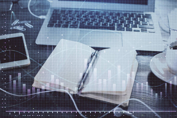 Multi экспозиции финансовых графиков рисунки и стол с открытым фоном ноутбука. Концепция форекс