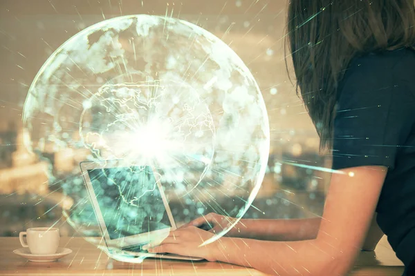 コンピュータやビジネステーマのホログラム図面に入力する女性の手のマルチ露出。成功の概念. — ストック写真