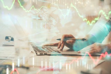 Bilgisayarda ve finansal grafik hologramında yazı yazan kadın ellerine çok maruz kalmış. Borsa analizi kavramı.
