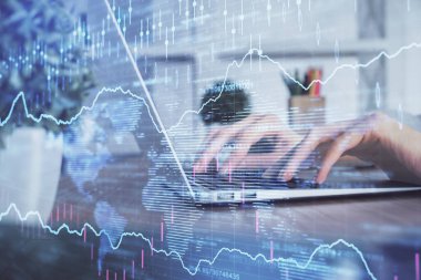 Bilgisayarda ve ön x grafik hologram çiziminde kadın eli yazarken çift pozlama. Borsa yatırım kavramı.