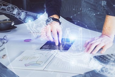 Erkeklerin el ele tutuşup dijital bir cihaz ve veri temalı çizim kullanırken çift pozlama. Teknoloji konsepti.