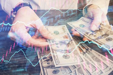 Finansal grafiğe çoklu pozlama hologram, Amerikan dolarları ve insan eli. Analiz kavramı.