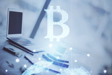Engelleme zinciri ve kripto ekonomi temalı hologram ve bilgisayar geçmişi olan bir masa. Bitcoin kripto para kavramı.