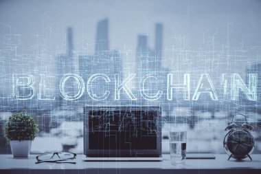 Engelleme zinciri ve kripto ekonomi temalı hologram ve bilgisayar geçmişi olan bir masa. Bitcoin kripto para kavramı.