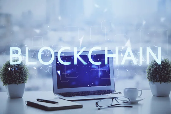 Dubbele blootstelling van blockchain en crypto economy thema hologram en tafel met computer achtergrond. Concept van Bitcoin cryptogeld. — Stockfoto