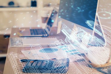 Ofisteki masaüstü bilgisayar geçmişi ve büyük kasaba binaları hologram çizimi. Çifte maruziyet. Akıllı şehir konsepti.