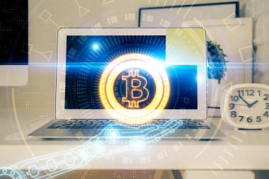 Blockchain temalı holograma ve bilgisayar arkaplanlı masaya çoklu maruz kalma. Bitcoin şifreleme para birimi kavramı.
