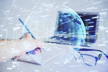 Arkaplanda iş simgeleri olan not defterinde yazan adamın çifte pozlandırılması.