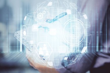 Sosyal ağ temalı hologram ellerin not almasından üstündür. Küresel uluslararası insan kavramı bağlanıyor. Çift pozlama