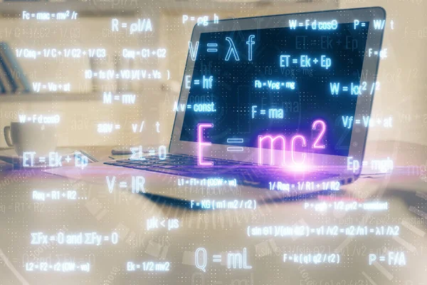 Fundo do computador desktop e escrita do holograma da fórmula. Dupla exposição. Conceito de educação. — Fotografia de Stock