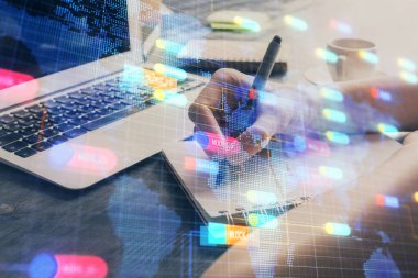 Veri çözeltisi hologramı ile arka plan üzerine yazılan ellere çoklu maruz kalma. Teknoloji konsepti.