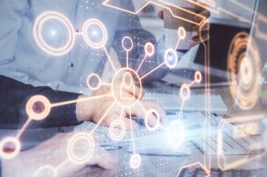 Sosyal ağ temalı hologramda iş adamı arka planda bilgisayar üzerinde çalışıyor. Çoklu pozlama.