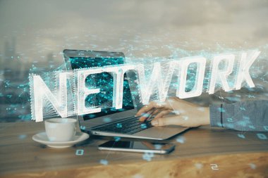 Bilgisayar geçmişi üzerinde çalışan bir adamla çok sayıda teknolojik holograma maruz kalma. Büyük veri kavramı.