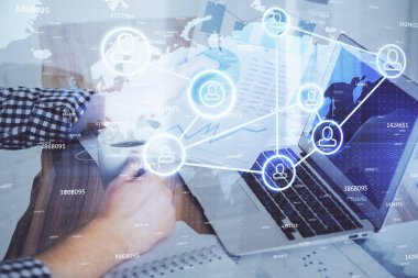 Arka planda bilgisayarla çalışan bir adamın bulunduğu medya ağı temalı hologram. İnternet iletişimi kavramı. Çift pozlama.