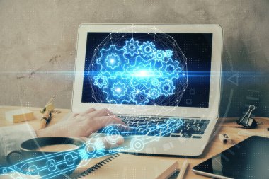 Veri temalı hologramın arka planda bilgisayarla çalışan bir adam tarafından çifte maruz bırakılması. Yenilik kavramı.