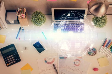 Masaüstü arkaplanındaki bilgisayar üzerinden sosyal ağ hologramı çizimleri. Üst Manzara. Çoklu maruz kalma. İnsanlarla bağlantı kavramı.