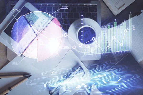 Doble exposición del holograma gráfico financiero sobre el escritorio con el teléfono. Vista superior. Concepto de plataforma de comercio móvil. —  Fotos de Stock