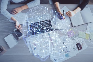 Bilgisayar ve insan beyin hologramı çizimleri üzerinde çalışan bir kadının çifte pozu. Üst Manzara. Ai kavramı.