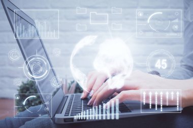 Bilgisayarda ve ön x grafik hologramında yazı yazan kadın ellerine çok maruz kalmış. Borsa analizi kavramı.