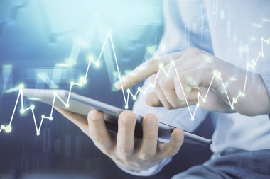 Erkeklerin el ele tutuşup dijital bir cihaz ve ön grafik çizimi kullanırken çift pozlama. Finansal piyasa kavramı.